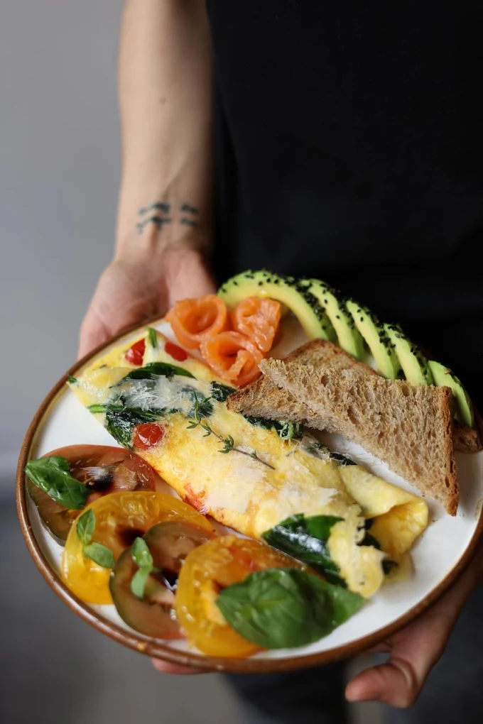 Assiette d'omelette au saumon fumé, avocat et tartine de pain complet, présentée chez Sublime Coffee à Genève.